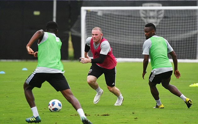 Rooney áp lực thấy rõ trong buổi tập đầu với đội bóng mới - Bóng Đá