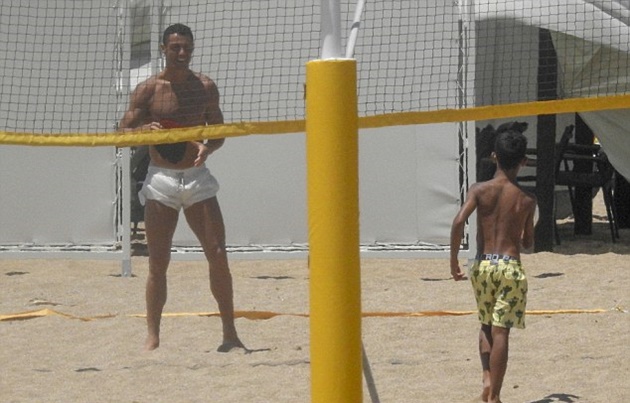 Đi nghỉ mát, Ronaldo không quên giữ phong độ bằng cách chơi bóng... chuyền - Bóng Đá