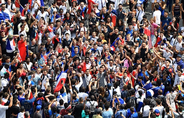 Nửa triệu người Pháp xuống phố, chào đón những người hùng dân tộc về nước - Bóng Đá