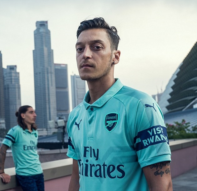 NHM Singapore chen nhau trong ngày ra mắt mẫu áo sân khách của Arsenal - Bóng Đá