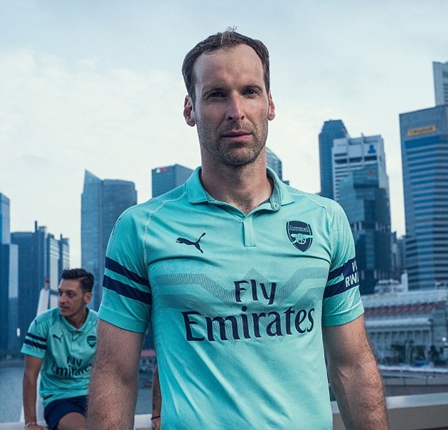 NHM Singapore chen nhau trong ngày ra mắt mẫu áo sân khách của Arsenal - Bóng Đá