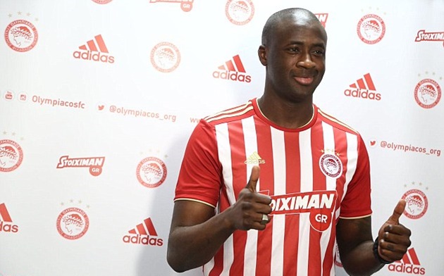 CĐV Olympiacos đốt pháo sáng suốt đêm chào mừng Yaya Toure - Bóng Đá