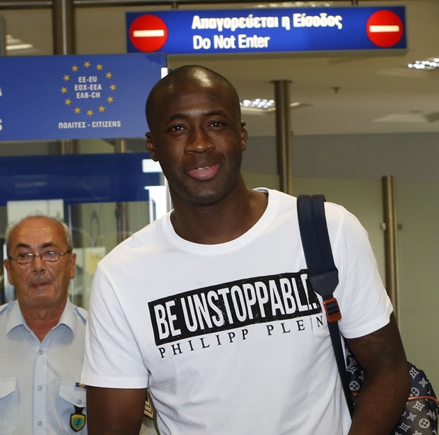 CĐV Olympiacos đốt pháo sáng suốt đêm chào mừng Yaya Toure - Bóng Đá