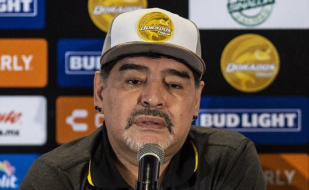 Hùng hục nhặt bóng cho học trò, Maradona giờ đã khác - Bóng Đá