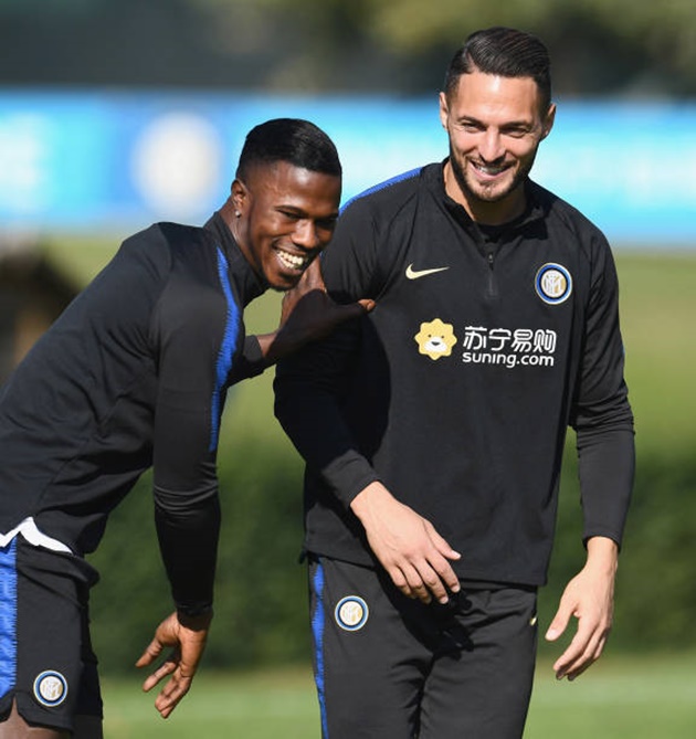 Dàn sao Inter Milan phấn khởi tột độ khi được huyền thoại ghé thăm - Bóng Đá