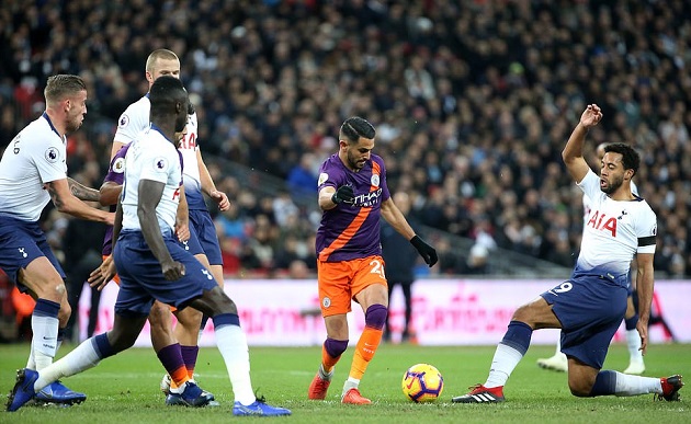 4 cầu thủ Tottenham bất lực nhìn Mahrez làm 