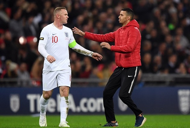 Đến tận giây cuối, Rooney vẫn tỏ ra lịch thiệp với vị khách không mời - Bóng Đá