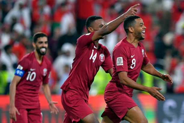 Tung mọi chiêu thức, UAE vẫn không tránh trận thua thảm trước Qatar - Bóng Đá