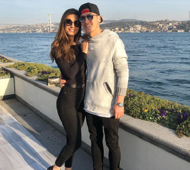 Bất đồng với Emery, Ozil cùng vợ rời nước Anh - Bóng Đá