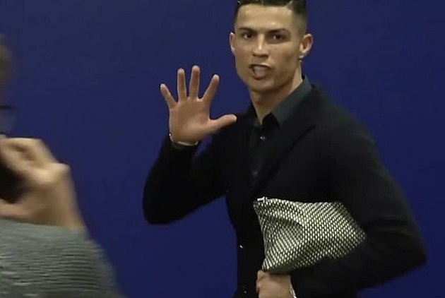 Thua đau Atletico và đây là cách CR7 đáp trả các phóng viên 