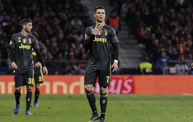 Thua đau Atletico và đây là cách CR7 đáp trả các phóng viên 