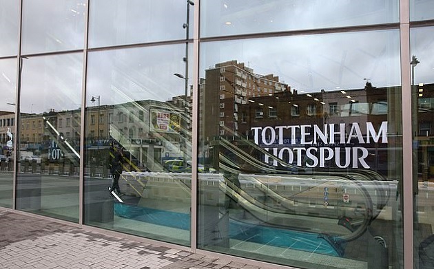 Công nhân làm hết công suất cho Tottenham - Bóng Đá