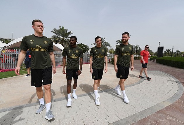 Ozil cười thả ga ngồi xe bus hai tầng dạo phố phường Dubai