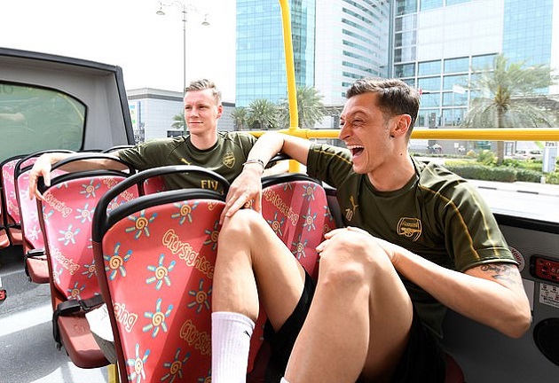 Ozil cười thả ga ngồi xe bus hai tầng dạo phố phường Dubai - Bóng Đá