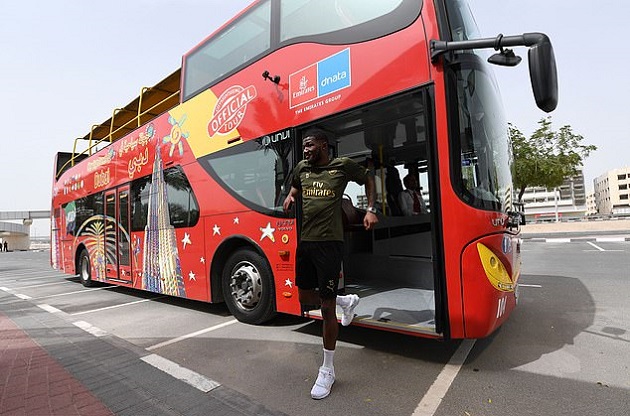 Ozil cười thả ga ngồi xe bus hai tầng dạo phố phường Dubai - Bóng Đá