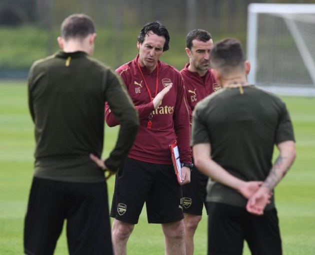 Dàn sao Arsenal, người nhăn nhó, người cúi mặt khi nghe Emery giáo huấn - Bóng Đá