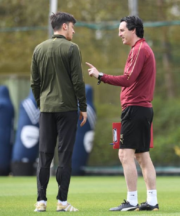 Dàn sao Arsenal, người nhăn nhó, người cúi mặt khi nghe Emery giáo huấn - Bóng Đá