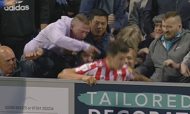 Cầu thủ Sunderland bị CĐV đối thủ hành hung ngay khi đang thi đấu - Bóng Đá