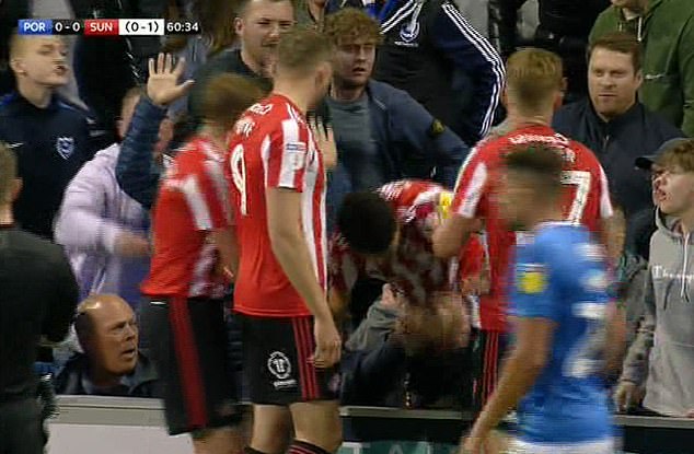 Cầu thủ Sunderland bị CĐV đối thủ hành hung ngay khi đang thi đấu - Bóng Đá