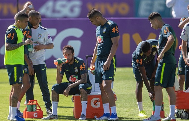 Vừa lên tuyển, Neymar đã luyện tuyệt kĩ 
