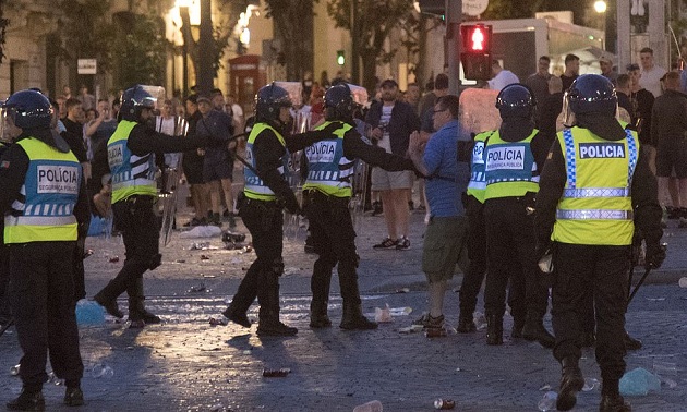 Ẩu đả cảnh sát, CĐV Anh tạo ra cảnh tượng kinh hoàng trên đường phố Porto - Bóng Đá