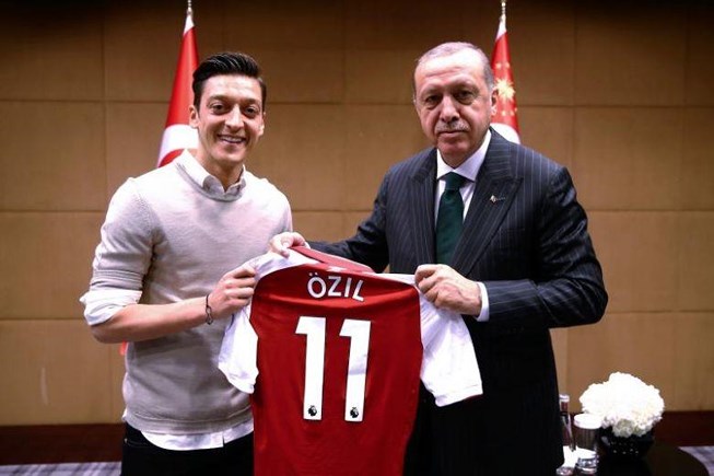 Ozil rời London đến Thổ Nhĩ Kỳ làm chuyện 