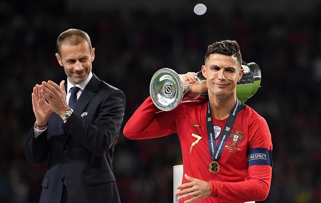 Biểu cảm khó đỡ của Ronaldo khi nâng cúp bạc - Bóng Đá