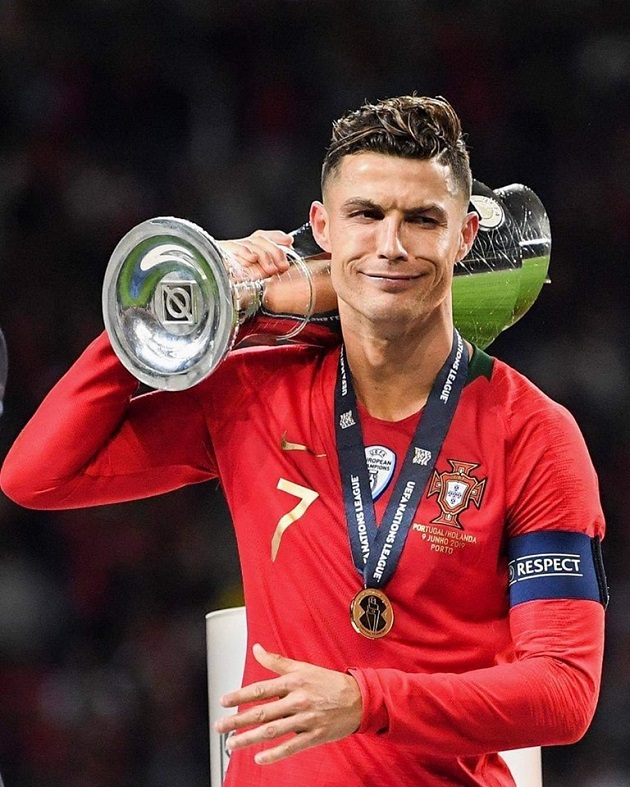Biểu cảm khó đỡ của Ronaldo khi nâng cúp bạc - Bóng Đá