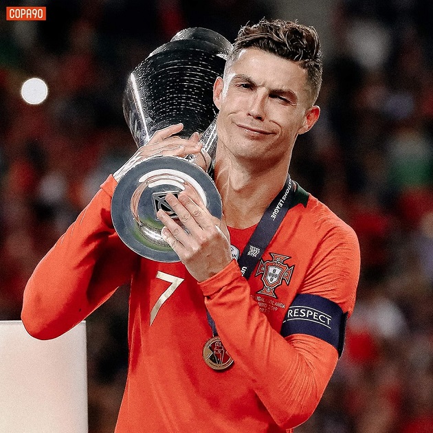 Biểu cảm khó đỡ của Ronaldo khi nâng cúp bạc - Bóng Đá