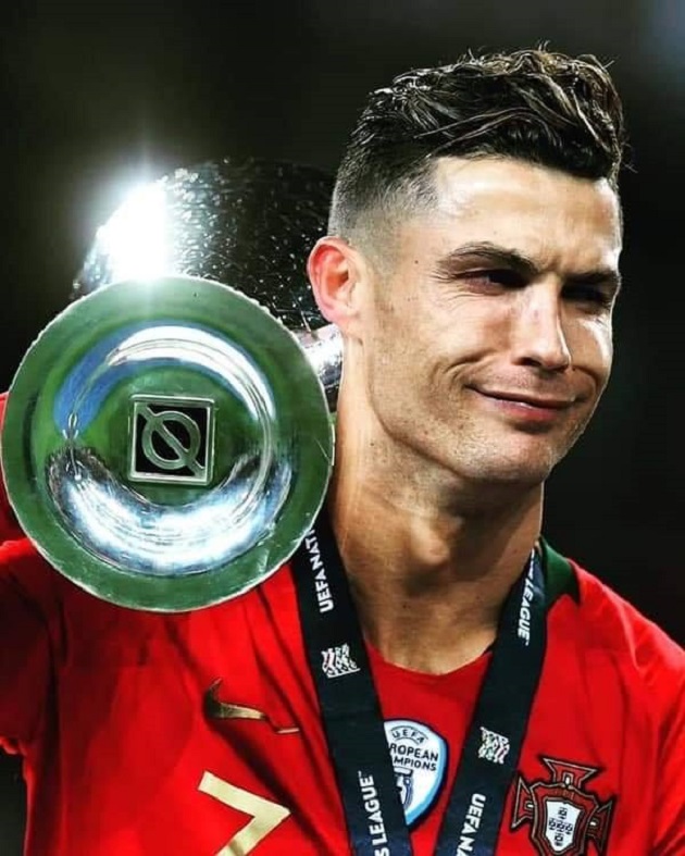 Biểu cảm khó đỡ của Ronaldo khi nâng cúp bạc - Bóng Đá