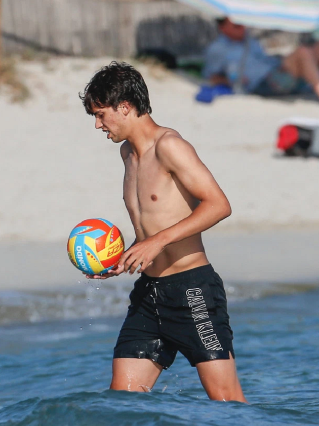 Joao Felix chơi bóng ở bãi biển - Bóng Đá