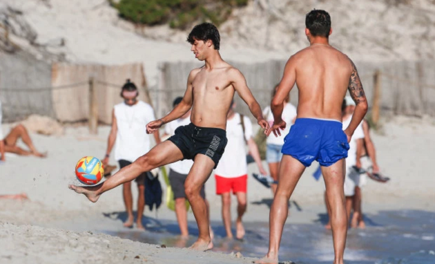 Joao Felix chơi bóng ở bãi biển - Bóng Đá