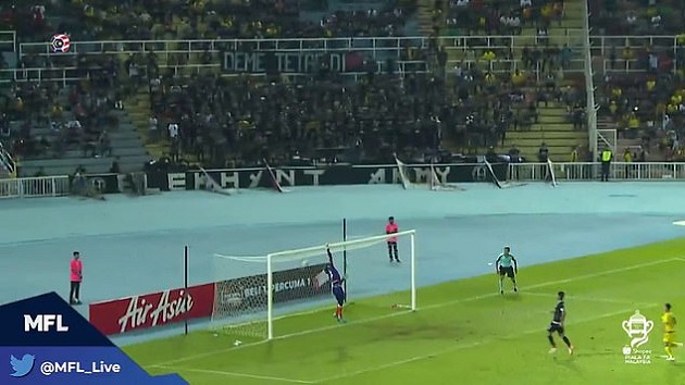 Cựu tiền vệ EPL gây choáng với bàn thắng từ giữa sân ở giải Malaysia! - Bóng Đá