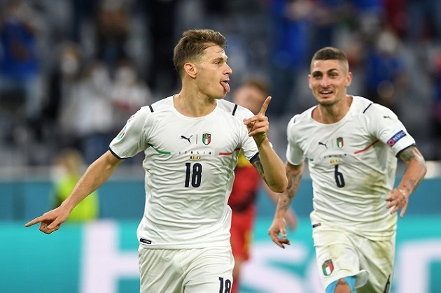 Italia có hai bàn thắng ngay từ hiệp một.