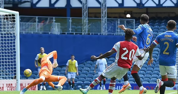 Tavares có ngay bàn thắng trong trận đầu tiên ra mắt Pháo thủ.