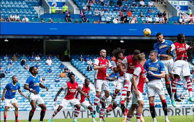 Arsenal thua hai bàn từ những tình huống bóng bổng.