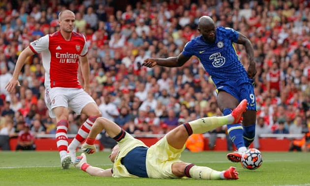 Lukaku liên tục làm khổ hàng thủ Arsenal.