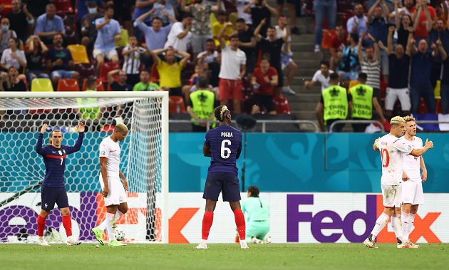 Pogba rất cần một người đàn anh như Ronaldo ở cạnh bên.