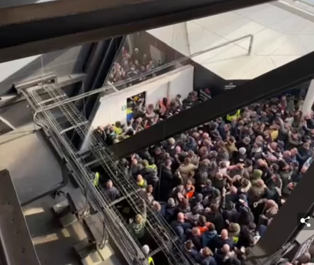 Trước đó, khi West Ham và Tottenham gặp nhau hồi tháng 10, CĐV Tottenham đã phá vỡ cánh cửa ngăn cách giữa hai nhóm CĐV và hai bên đã xảy ra xô xát lớn.