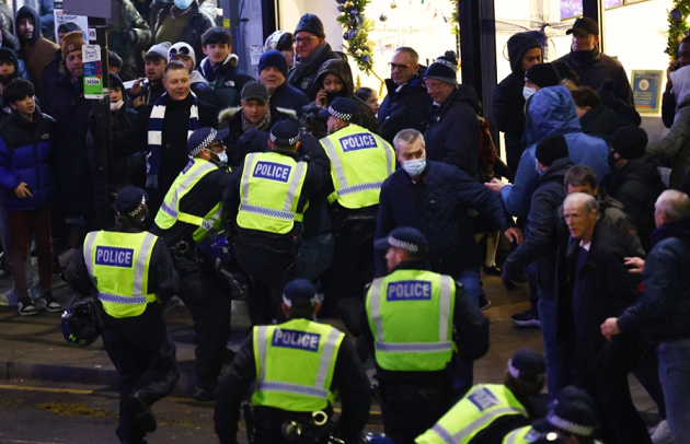 Một lực lượng lớn cảnh sát đã được huy động để trấn áp các CĐV quá khích đang đụng độ nhau ngay bên ngoài SVĐ.