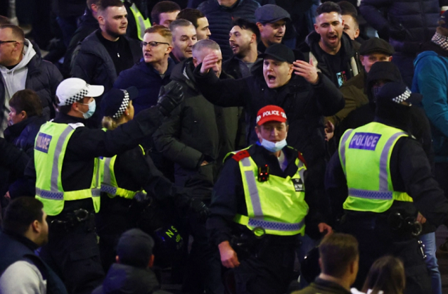 Theo ghi nhận của các phóng viên có mặt tại hiện trường thì những kẻ côn đồ đã ném chai lọ vào nhau.