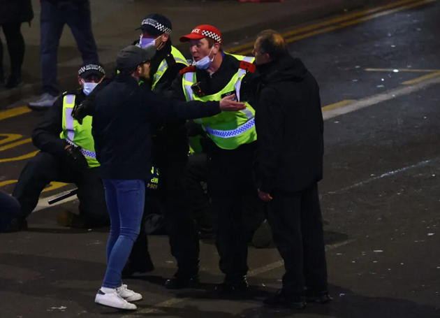 FA có khả năng sẽ điều tra vụ việc, trong khi cảnh sát sẽ bắt đầu nghiên cứu camera an ninh để xác định thủ phạm.