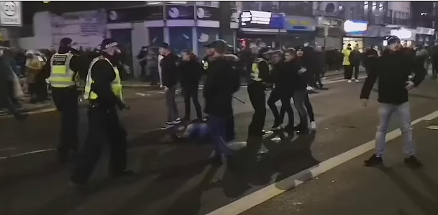 Theo tiết lộ, đã có một CĐV bị đánh ngất sau vụ giao tranh. Hiện tại, vẫn chưa có báo cáo chi tiết về mức độ thương vong của các vụ ẩu đả diễn ra vào rạng sáng nay nhưng chắc chắn vụ việc sẽ sớm được làm sáng tỏ.