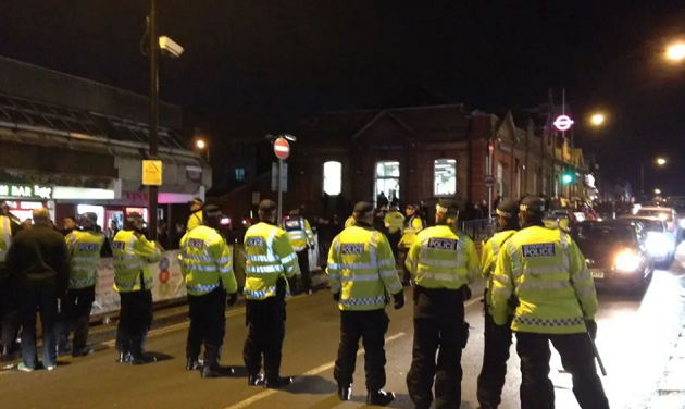 Cảnh sát London phải hộ tống CĐV West Ham theo một lối riêng để vào SVĐ.