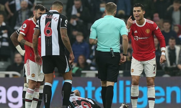 Bất lực trước Newcastle, Ronaldo trút giận lên trọng tài Craig Pawson  - Bóng Đá
