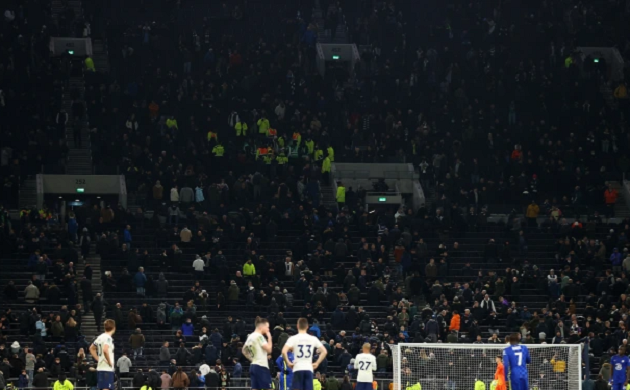Tại sao trận đấu giữa Chelsea và Tottenham bị dừng lại ở phút 87? - Bóng Đá