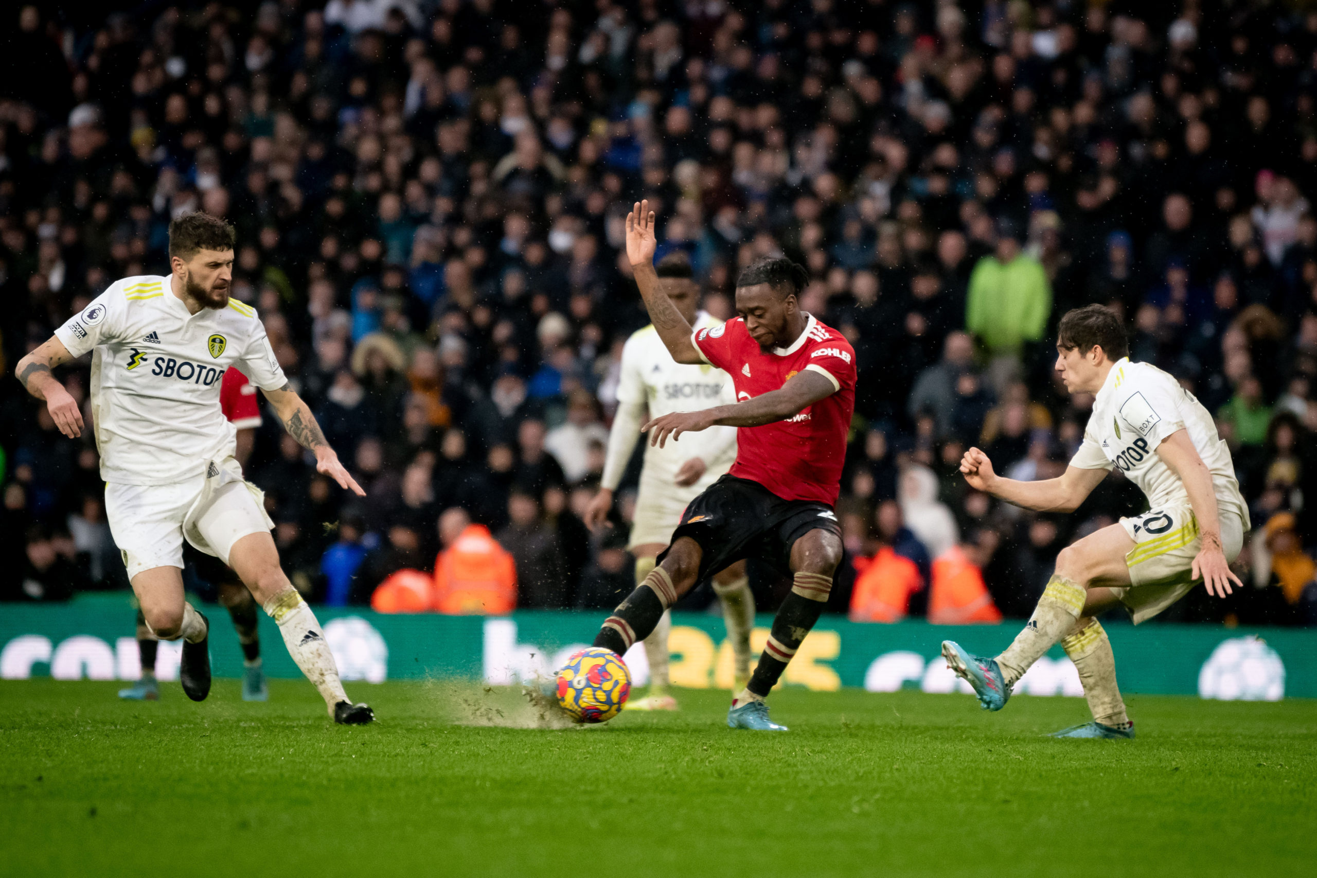 Wan-Bissaka had more touches than any other player in win over Leeds - Bóng Đá