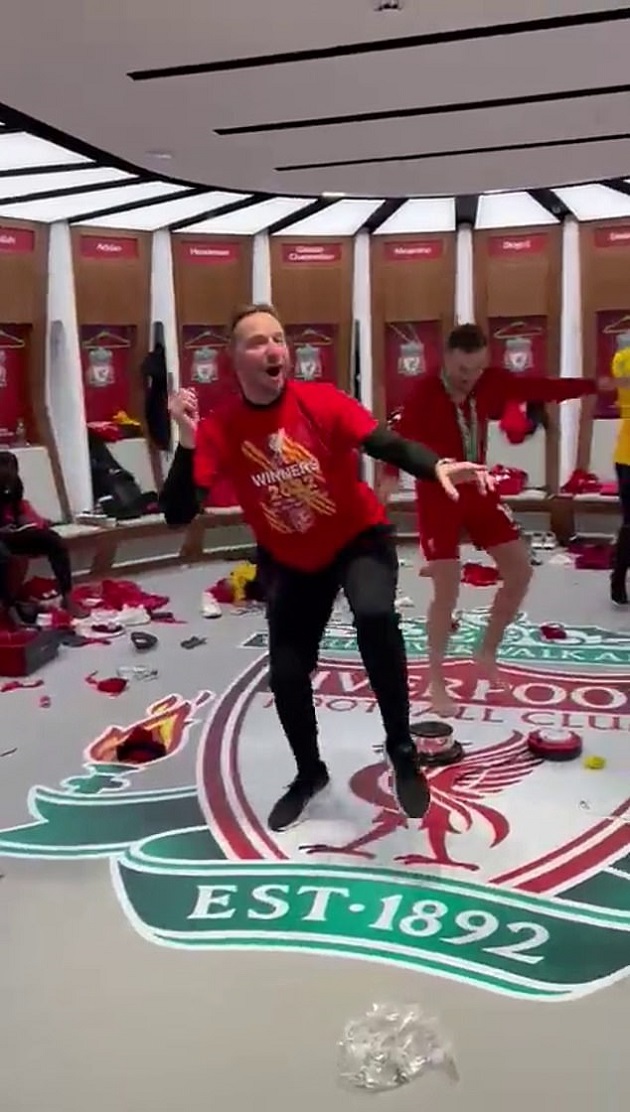 Phòng thay đồ của Liverpool như mở hội sau 120 phút căng thẳng.