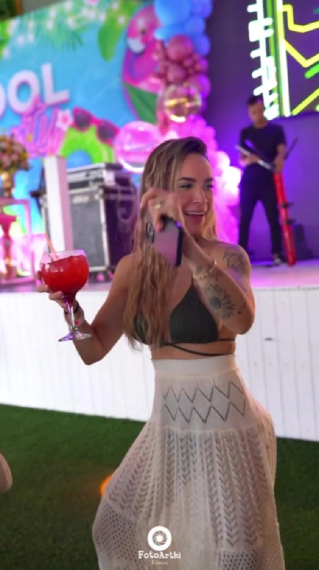 Vợ Coutinho diện bikini, quẩy cực nhiệt ở tiệc bể bơi - Bóng Đá