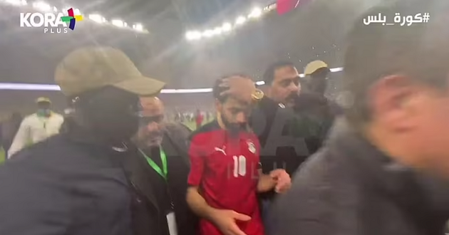 Mohamed Salah shielded by security as footage shows Liverpool star being hit by missiles - Bóng Đá